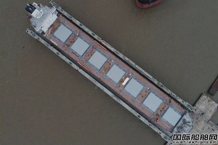 扬子三井首制82000吨散货船滚装下水