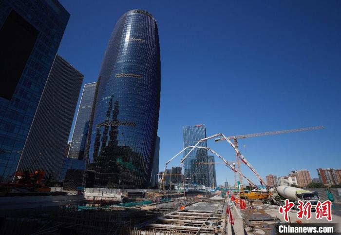 北京14号线剩余段丽泽商务区站实现主体结构封顶。　富田 摄