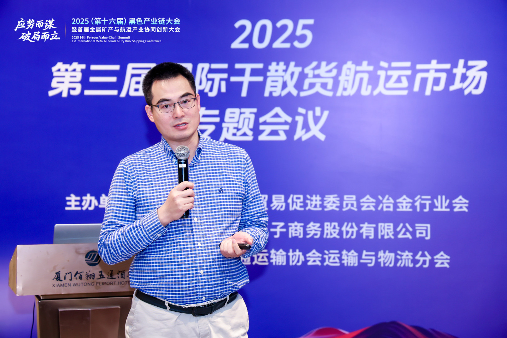 男人在舞臺上彈吉他

AI 生成的內(nèi)容可能不正確。